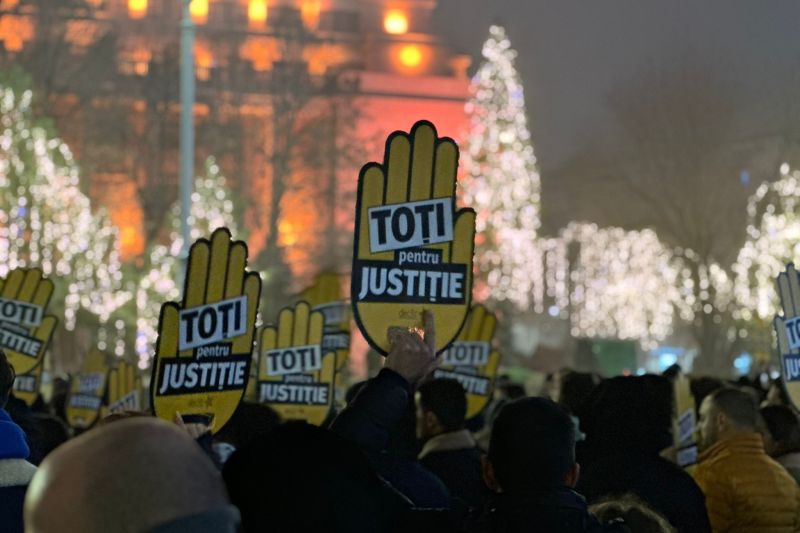 LIVE A treia seară de proteste în Piața Victoriei. Scandările mulțimii: „Respect, Raluca!” / „Ce face Lia cu justiția? Apără corupția”