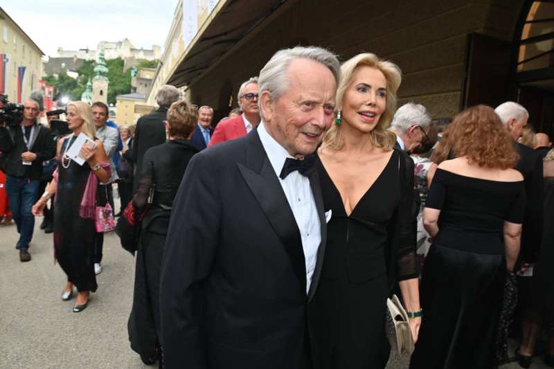 La 82 de ani, Wolfgang Porsche, șeful imperiului auto german, s-a căsătorit discret cu prințesa Gabriele de Leiningen. Vestea aflată de jurnaliști după ceremonie