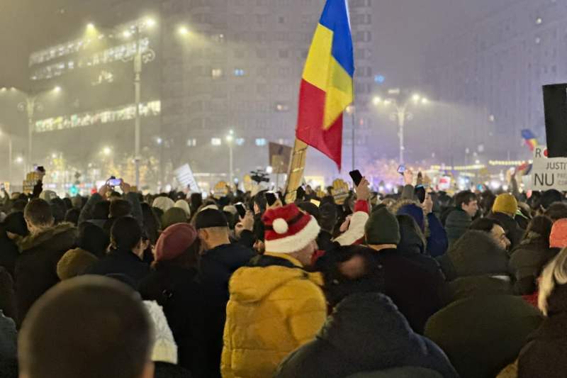 Câteva mii de oameni au protestat în Piața Victoriei. Care sunt motivele pentru care spun oamenii că au ieșit în stradă / Proteste și în alte orașe – VIDEO