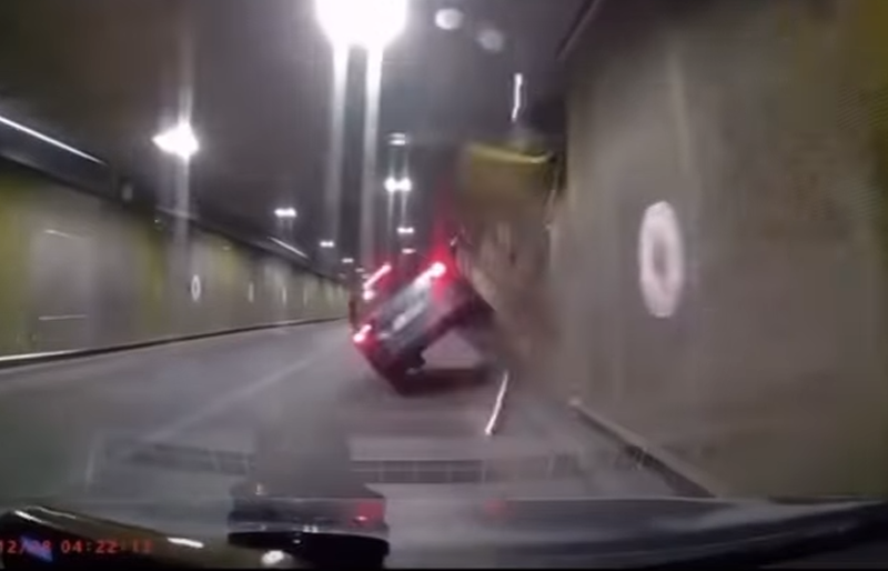 VIDEO Momentul când o mașină condusă de un tânăr de 24 de ani se izbește puternic în peretele din Pasajul Unirii din Bucureşti