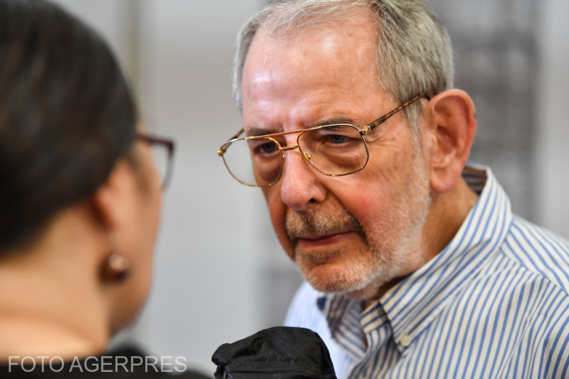 Scriitorul Radu F. Alexandru participă la lansarea antologiei de teatru în limba engleză 'Personality Transfer' / 'Transfer de personalitate', realizată de Alice Georgescu, în cadrul Salonului Internațional de Carte Bookfest, desfășurat la Romexpo, pe 5 iunie 2022. Foto: Agerpres