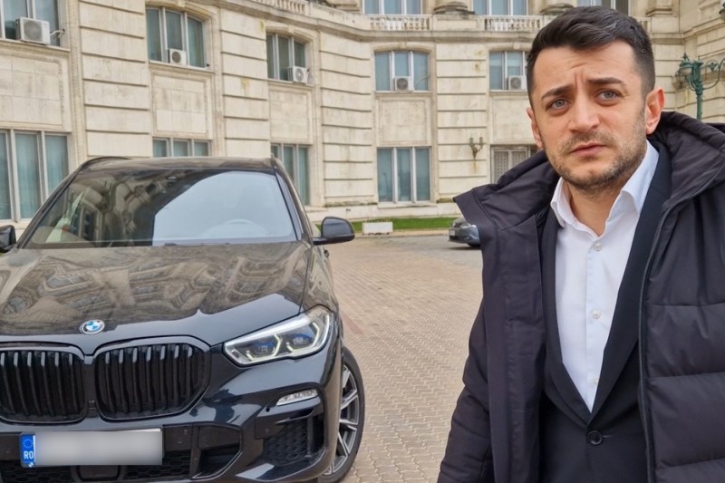VIDEO Parcarea lui Moș Crăciun. Explicațiile unui deputat când a fost surprins la Parlament cu un BMW X5 care nu îi apare în declarația de avere