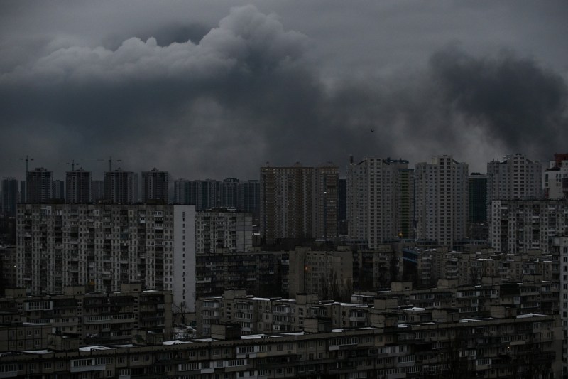 VIDEO | Momentul în care o dronă kamikaze rusească se izbește de un bloc și explodează, în Kiev