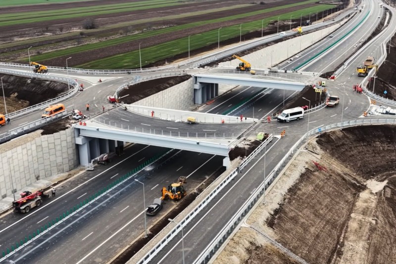 VIDEO Azi se deschid încă 50 de km de autostradă. Ruta este una dintre cele mai vitregite până acum