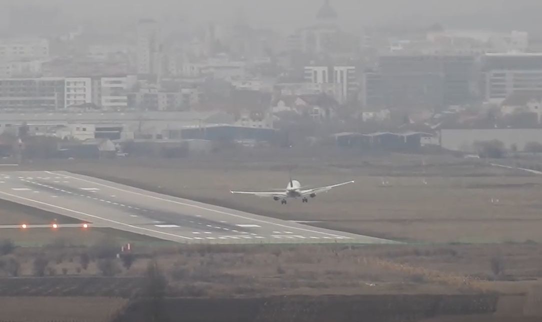 VIDEO Imagini uluitoare pe aeroportul din Cluj-Napoca. Cum au reușit piloții să aterizeze avioanele pe cod portocaliu de vânt
