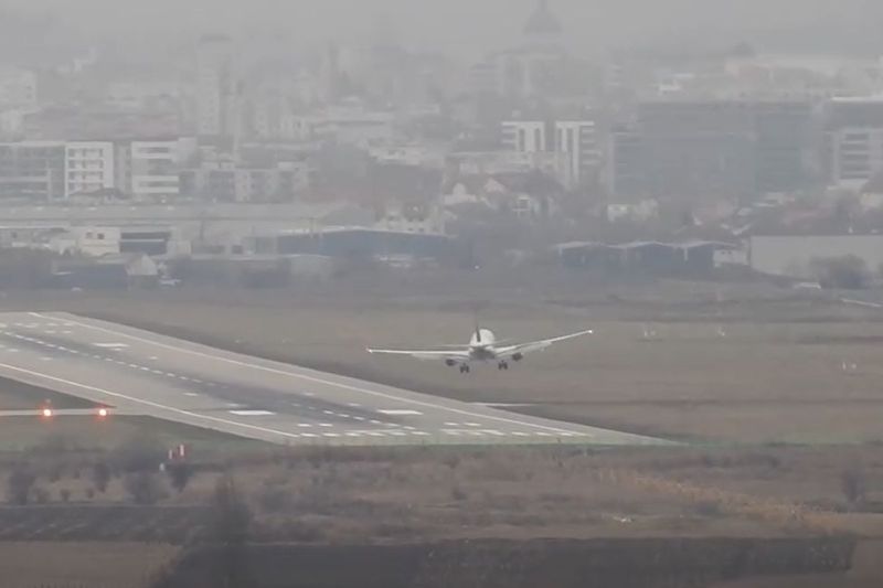 VIDEO Imagini uluitoare pe aeroportul din Cluj-Napoca. Cum au reușit piloții să aterizeze avioanele pe cod portocaliu de vânt