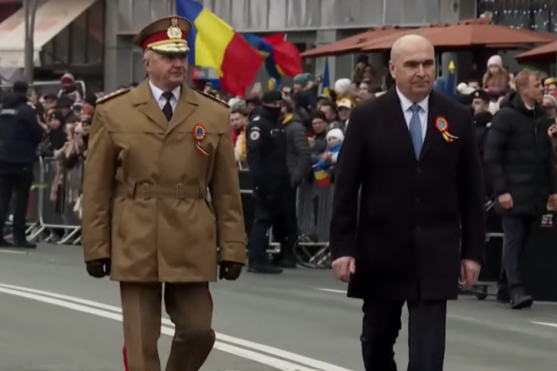 VIDEO Ilie Bolojan, huiduit la Alba Iulia la parada militară de 1 Decembrie: „Demisia, demisia” / Nicușor Dan a fost huiduit în lipsă