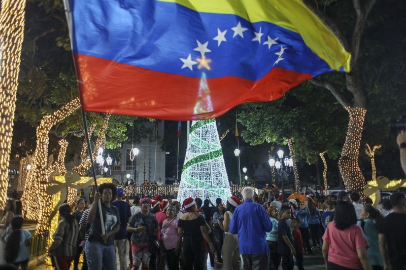 Crăciunul a început în octombrie, iar militarii SUA bat la ușă. Striviți de criza economică și sub presiunea armadei lui Trump, oamenii din Venezuela au o dorință majoră