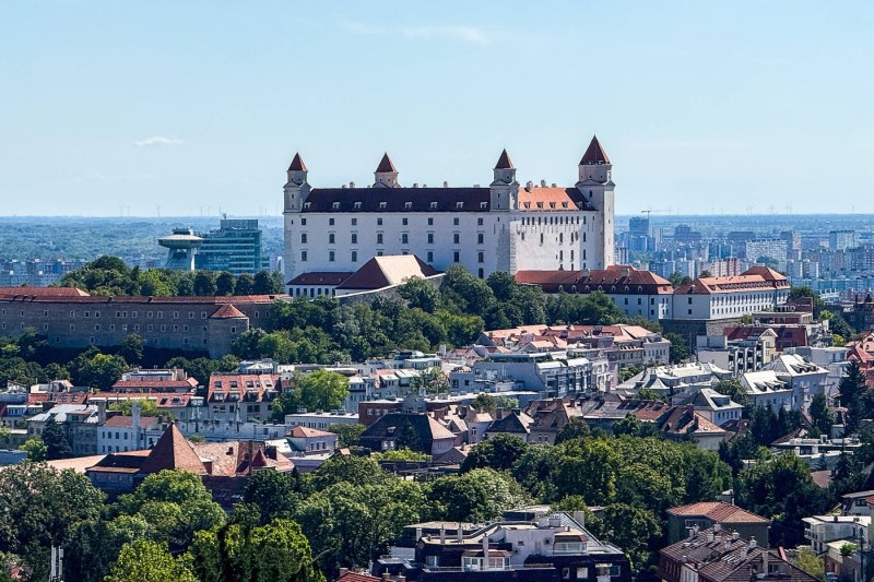 „Noaptea ca hoţii”, varianta Bratislava. Deputaţii slovaci s-au certat violent în timp ce parlamentul a revizuit legislaţia referitoare la informatori şi martori. „Un masacru al statului de drept”