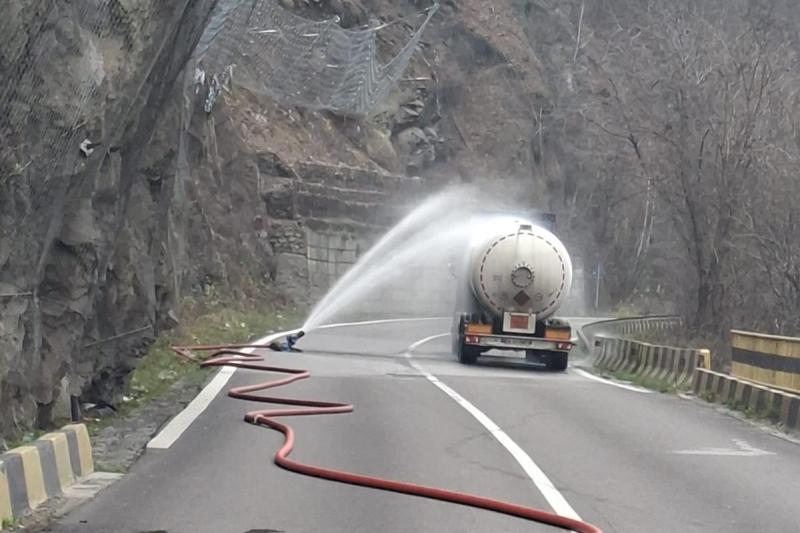 Valea Oltului, blocată. O cisternă cu GPL are pierderi de gaze. Imagini cu intervenția de urgență a pompierilor
