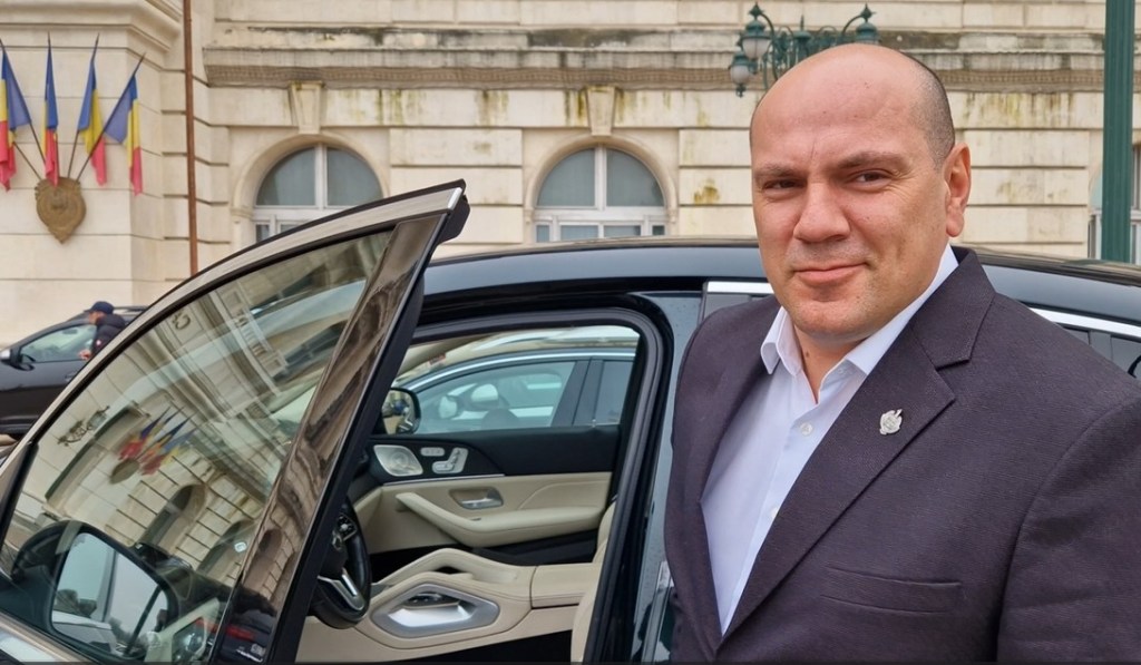 Deputatul SOS Mihai Caragață vine la Parlament cu un Mercedes GLE, care nu apare în declarația de avere