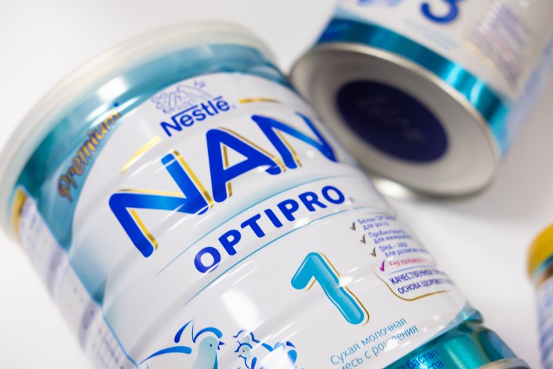 După alte trei mari magazine, acum și Profi, Lidl, Penny şi Carrefour anunţă retragerea unor loturi de lapte praf pentru bebeluși