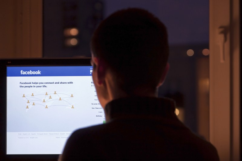 Bărbat obligat să plătească daune morale de 50.000 de lei pentru că a înjurat și ameninţat un internaut pe Facebook, în comentarii despre Călin Georgescu