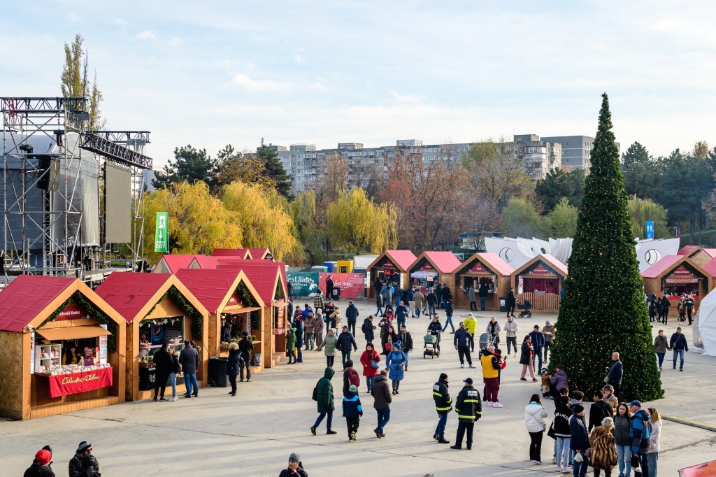 Zi caldă la un târg de iarnă din București. Foto: Cristina Ionescu | Dreamstime.com