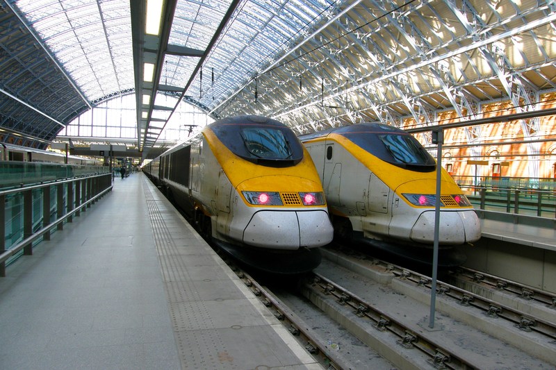 În Marea Britanie, imaginea unui pod care se prăbușește după un cutremur a oprit trenurile timp de o oră și jumătate. Imaginea era realizată cu AI. „Fiecare minut pierdut cu verificări inutile costă timp, resurse și bani”