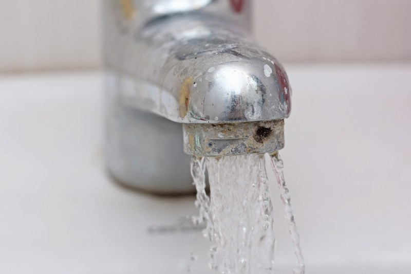 Alimentarea cu apă a fost reluată în toate localitățile afectate din Prahova / DSP ia mai multe probe pentru a stabili dacă apa este sigură pentru consum