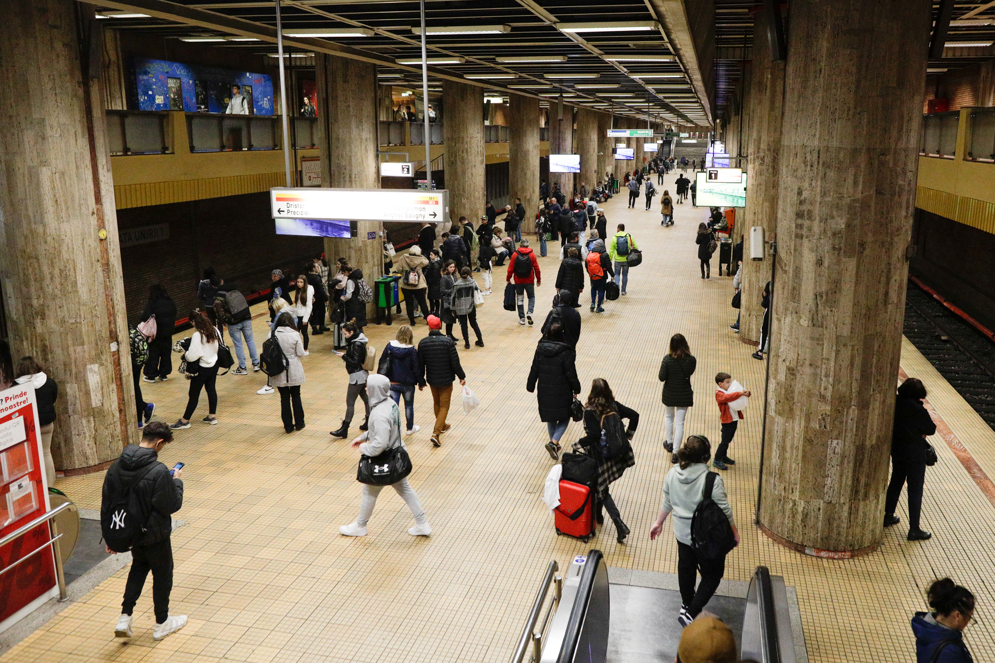 INTERVIU. Un profesor de istorie, uluit după ce în metroul din București a fost catalogat după haine: „Uite, așa arată un userist!” / „Pentru că aveam costum și cravată?”