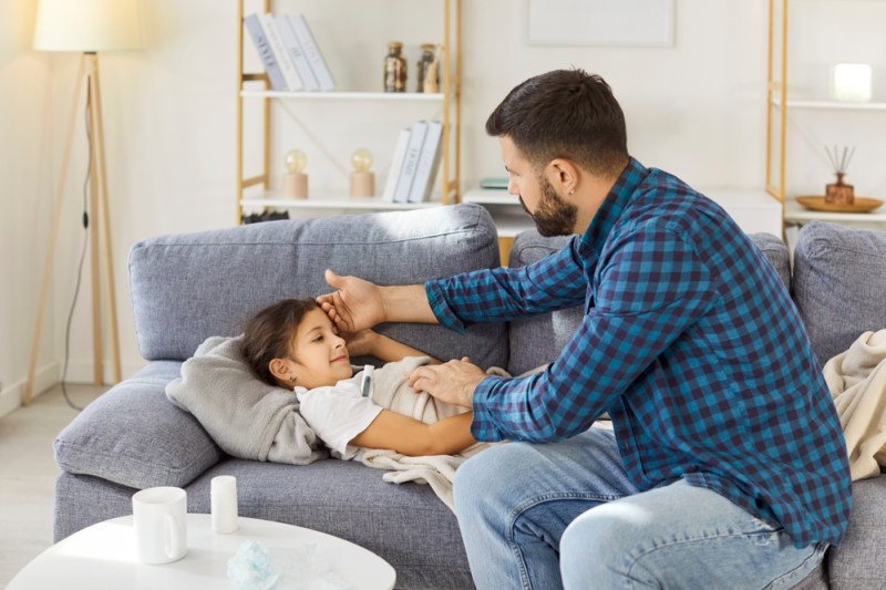 Febra copiilor are multe cauze, nu doar răcelile. Ghid pentru părinți și semne ce impun control medical