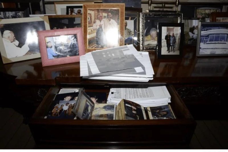 Administrația Trump răspunde acuzațiilor de cenzurare a dosarului Epstein. Fotografia care a fost retrasă de pe site-ul Departamentului de Justiție