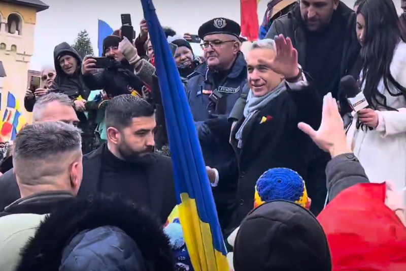 VIDEO Un bărbat reclamă că a fost agresat la Alba Iulia, după ce i-a strigat lui Călin Georgescu „marș la Moscova”. Anchetă a Poliției