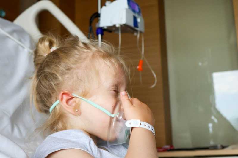 La gripă debutul este brusc, cu stare generală de obicei alterată, febră mare și frison, dureri musculare, oboseală, durere de cap și simptome respiratorii mai accentuate care pot evolua rapid către alte complicații. FOTO: Shutterstock