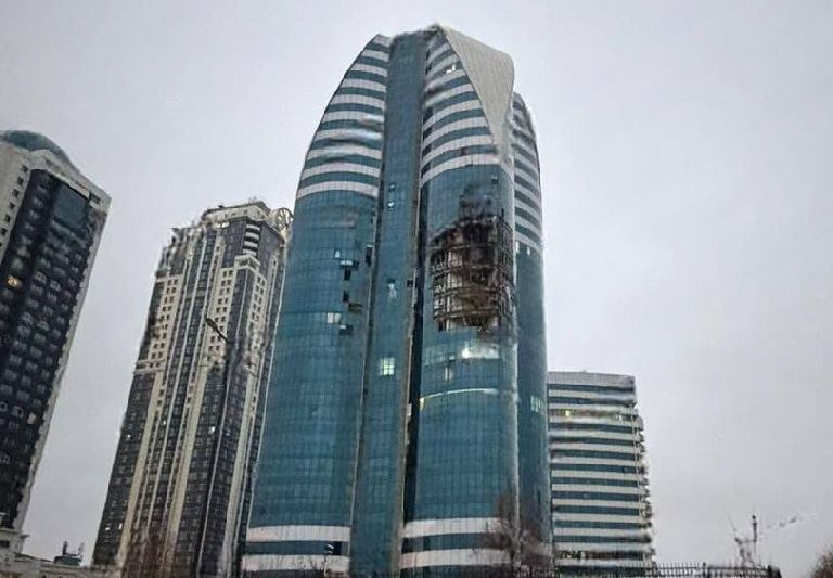 VIDEO Explozii în Groznîi. Un zgârie nori, mândria Ceceniei lui Kadîrov, lovit în plin de un atac cu dronă atribuit Ucrainei / Clădirea, aproape de locuința liderului cecen