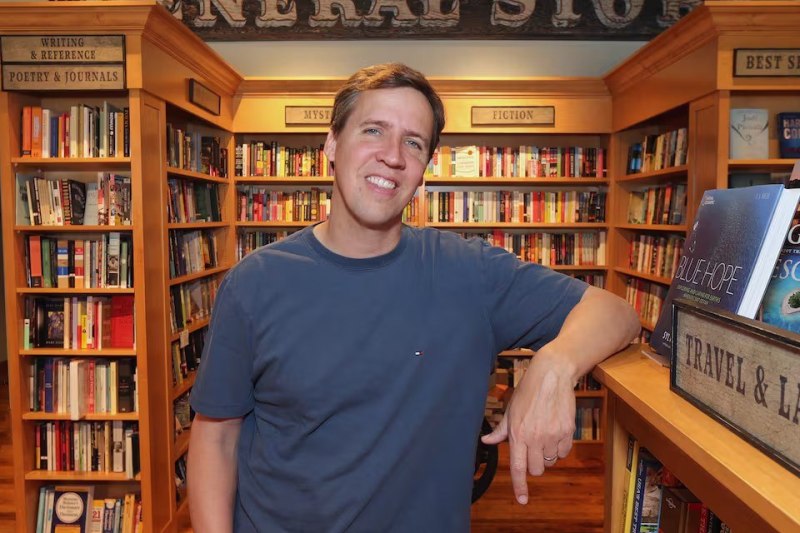 EXCLUSIV. Jeff Kinney, autorul seriei celebre „Jurnalul unui puști”: „Părinții greșesc când le dau copiilor cărțile pe care le-au iubit ei. Am trăit asta cu copiii mei”