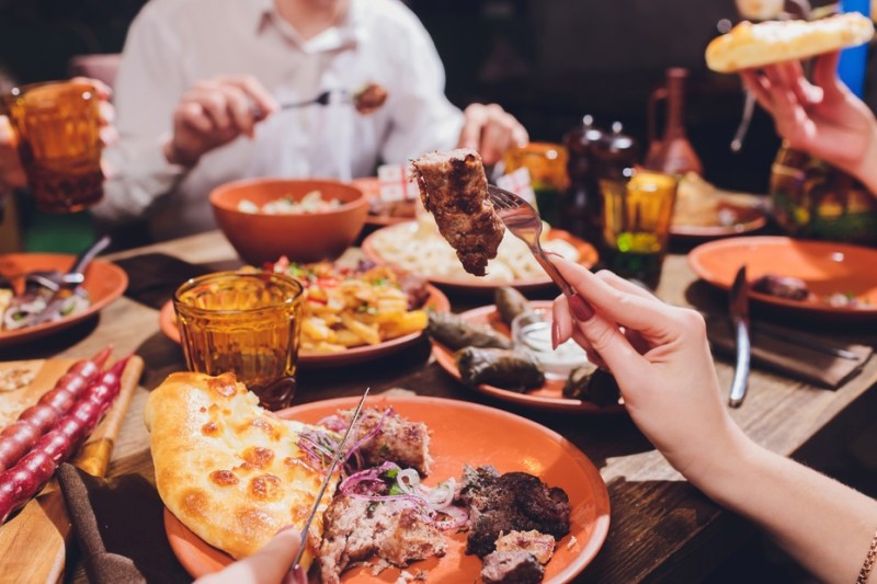 Reguli pentru a proteja inima și arterele de Sărbători de la medicul cardiolog Anca Tâu: „Nu putem schimba tradițiile, dar putem schimba felul în care punem mâncarea în farfurie: porții mici și mese alternative mai ușoare!”