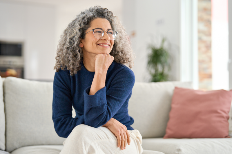 Vâ gândiți să apelați la substituție hormonală? Dr. Mădălina Constantin, endocrinolog Regina Maria: „Invit femeile să se uite la dovezile noi. Terapia hormonală, aplicată corect, poate să vă redea somnul, energia și echilibrul”