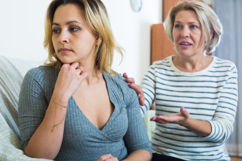 Când mama ta te judecă pentru felul în care îți crești copilul: un tip de „mom shaming” despre care se vorbește prea puțin