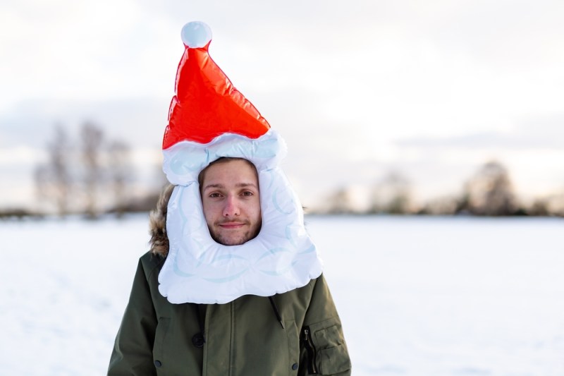 Nu, nu e Moșul-șef. E Moșul de schimb, venit cu o oră înainte, direct de la secția „Moși-ajutători, costume disponibile”. Copiii n-au nicio problemă: pentru ei, orice Moș cu barbă și inimă bună e oficial. FOTO: Shutterstock