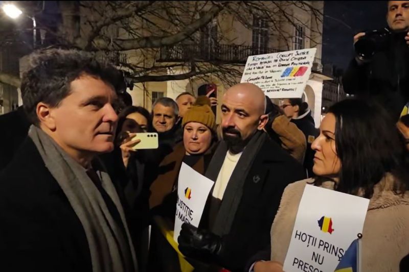 VIDEO Nicușor Dan, chestionat de românii care protestau la Ambasada din Londra despre justiție și anularea alegerilor. „Se vor întâmpla nişte lucruri”