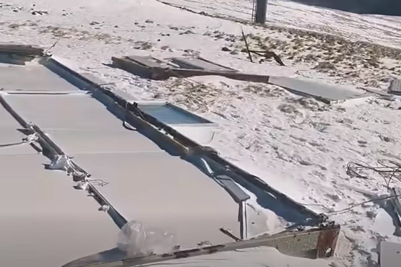 VIDEO Clădire a Salvamont Gorj, spulberată de viscolul de pe vârful Păpușa