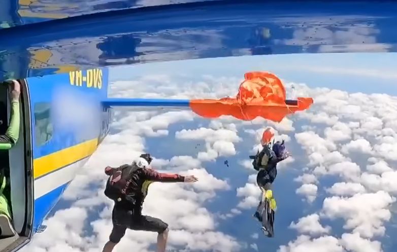 VIDEO Imagini dramatice cu un parașutist care a rămas agățat de avion, la mii de metri înălțime, după ce parașuta i s-a încurcat în aripa aeronavei