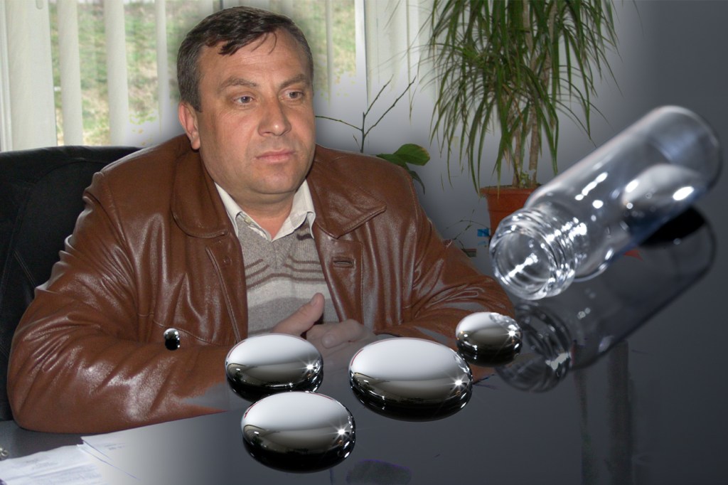 Dănuț Cojocaru, primarul comunei Alexandru Vlahuță. Foto: Vremea Nouă, Dreamstime. Colaj: Ion Mateș / Hotnews