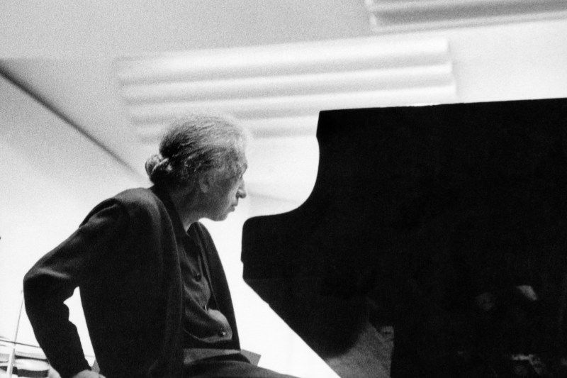 Clara Haskil, în timpul unei repetiții în anul 1958. Foto: Ingi Paris/ akg-images/ Profimedia