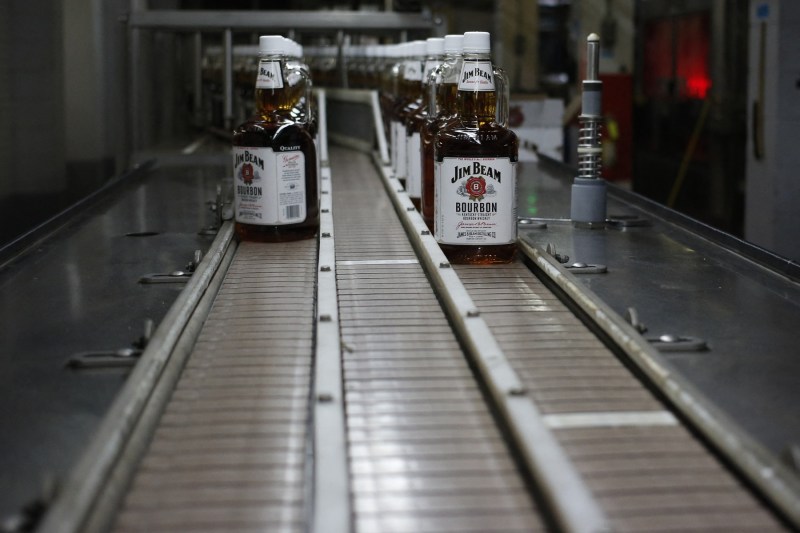 Jim Beam, unul dintre cei mai mari producători de whisky american, oprește producția de bourbon timp de un an
