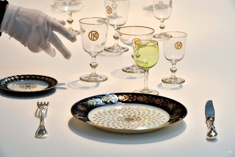 Furt de veselă în palatul prezidențial al lui Macron. Un angajat de la Élysée este principalul suspect