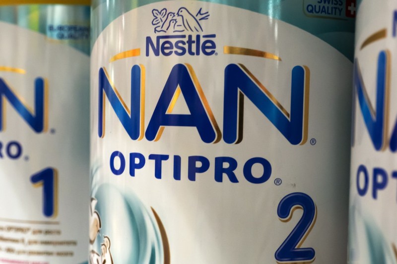Lapte praf pentru sugari, retras de la comercializare de Nestle, după identificarea unei bacterii pe linia de producţie. Anunțul hipermarketurilor