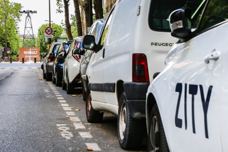 Renault își închide serviciul de „car sharing”  după ce a constatat că e neprofitabil și își reduce ambițiile pentru stațiile de încărcare ale mașinilor electrice