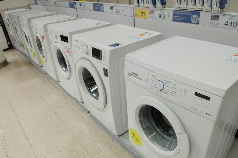 UE vrea să aplice taxa pe carbon și mașinilor de spălat și pieselor auto de import