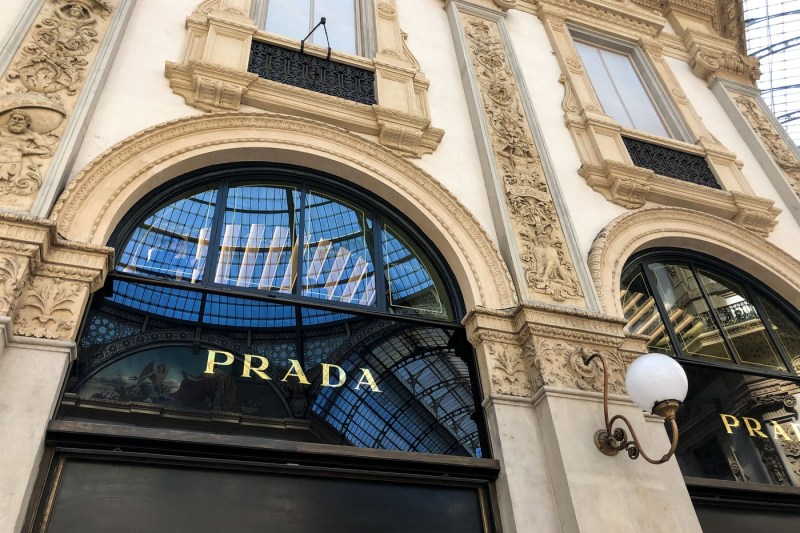 Acțiune a polițiștilor italieni la branduri de top din industria modei, inclusiv la Gucci și Prada, într-un dosar privind exploatarea forței de muncă