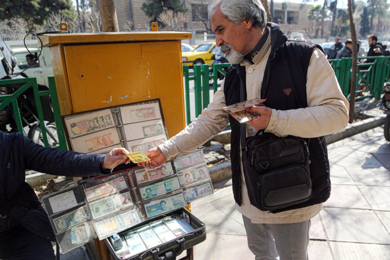 Sancțiunile SUA au împins moneda națională a Iranului într-un teritoriu necunoscut. La cât a ajuns cursul de schimb