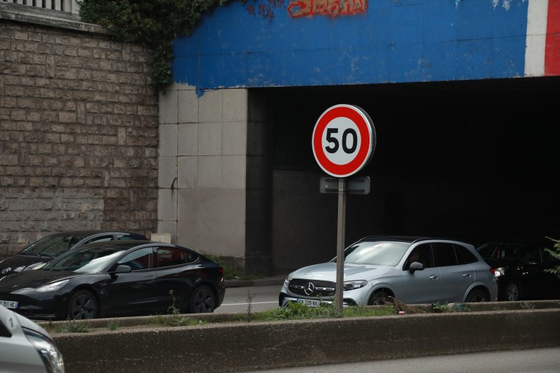 Șoferii care vor încălca limita de viteză cu peste 50 km/h vor risca închisoarea în Franța