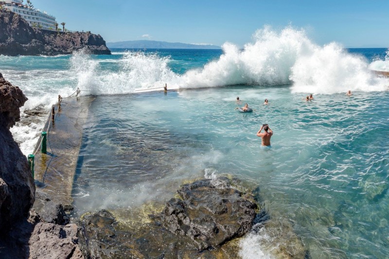 Piscina naturală din Los Gigantes, una dintre atracțiile din insula Tenerife Foto: Profimedia