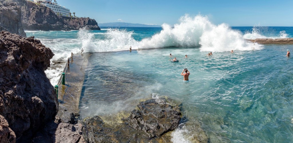 Piscina naturală din Los Gigantes, una dintre atracțiile din insula Tenerife Foto: Profimedia