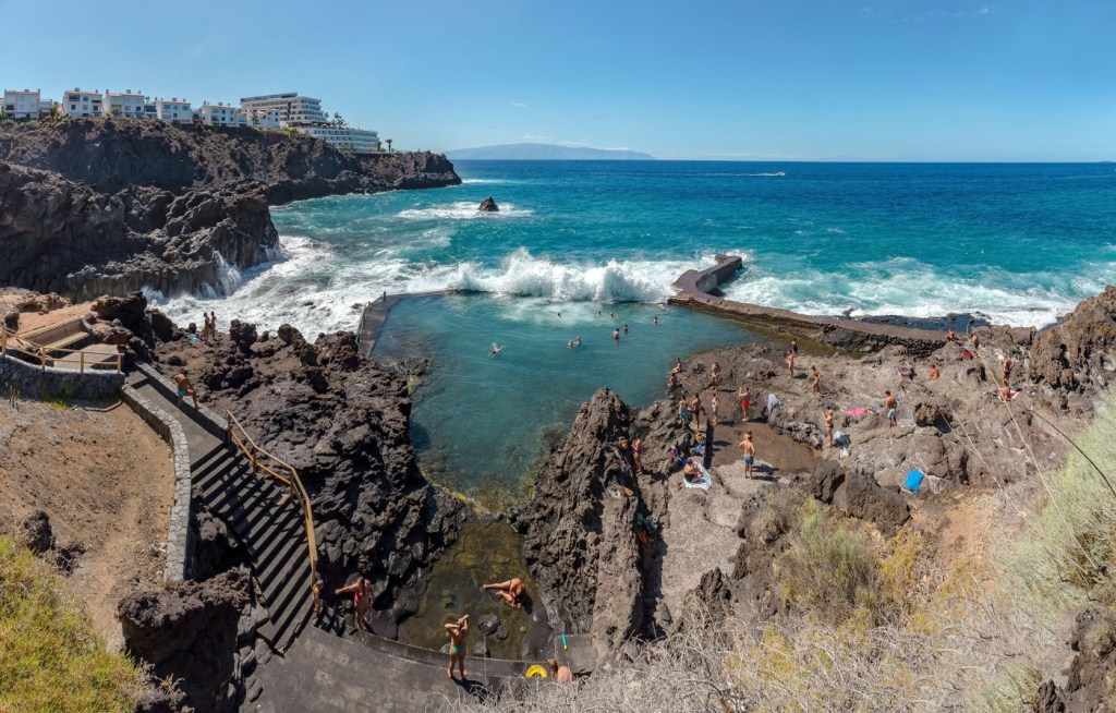 Piscina naturală din Los Gigantes, una dintre atracțiile din insula Tenerife Foto: Profimedia