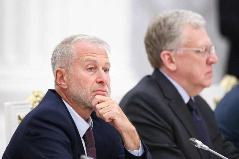 „Ceasul ticăie”: Ultimatum dat oligarhului rus Roman Abramovici de către Marea Britanie. Suma pe care trebuie să o transfere Ucrainei