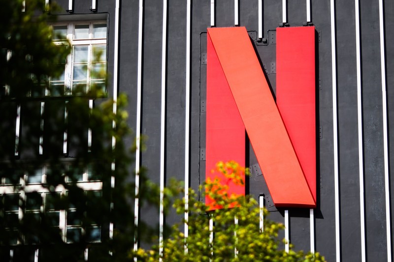 Negocieri pentru o tranzacție șoc: Netflix vrea să cumpere rivalul uriaș care deține HBO și CNN