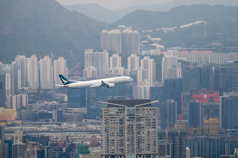 Pasagerul unui avion ce a decolat din SUA a fost arestat după ce a încercat să deschidă ușa în timpul zborului